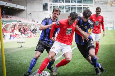 1. FC Kaiserslautern gegen 1. FC Saarbrücken - Der eingewechselte Juca Jensen im Dreikampf.