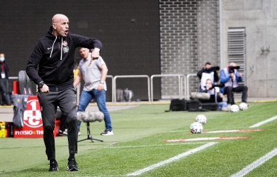 1. FC Kaiserslautern gegen 1. FC Saarbrücken - Marco Antwerpen treibt seine Mannschaft von der Seitenlinie an.