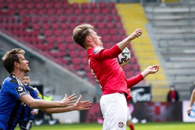 1. FC Kaiserslautern gegen 1. FC Saarbrücken - Marvin Pourié (Mitte) im Duell mit dem späteren Saarbrücker Torschützen Manuel Zeitz.