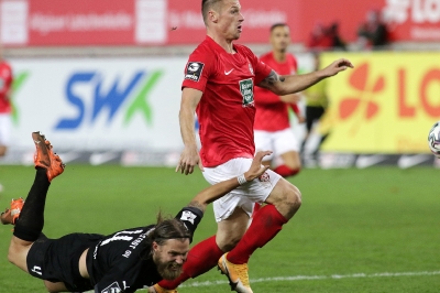 1. FC Kaiserslautern gegen Ingolstadt - Marvin Pourie überwindet kurz vor dem Tor Ingolstadts Björn Paulsen.