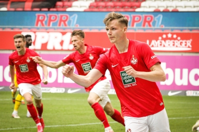 1. FC Kaiserslautern gegen KFC Uerdingen - Philipp Hercher jubelt über das 3:1 durch Marvin Pourie (Mitte).