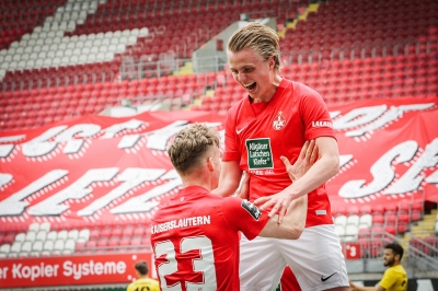 1. FC Kaiserslautern gegen KFC Uerdingen - Philipp Hercher (links) jubelt Felix Götze zu, der eben den Lauterer Führungstreffer zum 2:1 erzielt hat.