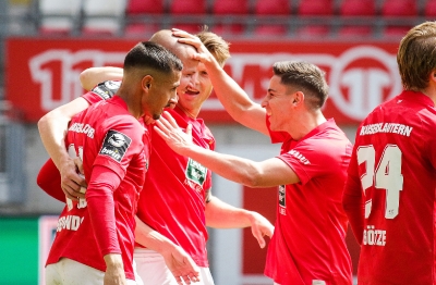 1. FC Kaiserslautern gegen SpVgg Unterhaching - Adam Hlousek erhöht auf 2:1