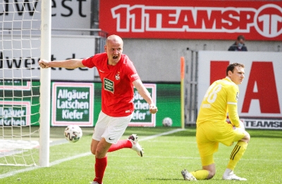 1. FC Kaiserslautern gegen SpVgg Unterhaching - Adam Hlousek erhöht auf 2:1