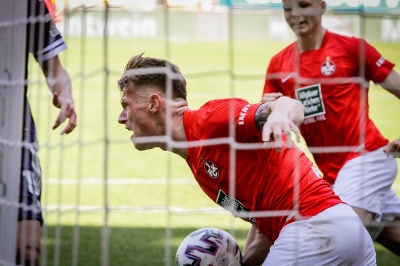 1. FC Kaiserslautern gegen SpVgg Unterhaching - Mit einem Elfmeter erzielt Marvin Pourié das Tor zum 3:2-Endstand.