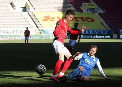 1. FC Kaiserslautern gegen SV Meppen - Ausgerechnet im Fritz Walter Stadion macht der Ex-Lauterer Christoph Hemlein, samt Tor, ein Bombenspiel gegen Roten Teufel. Unser Foto zeigt ihn im Duell mit Philipp Hercher.