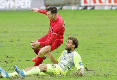 1. FC Kaiserslautern gegen SV Wehen Wiesbaden - Torschütze Kevin Lankford fällt Daniel Hanslik