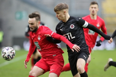 1. FC Kaiserslautern gegen Victoria Köln - Marius Kleinsorge entwischt Luca Stellwagen (links).
