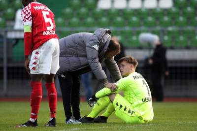 FC Homburg 08  gegen 1. FSV Mainz 05 II - Bartosch Gaul tröstet seinen unglücklichen Torhüter Marius Liesegang nach dem späten Homburger Ausgleich