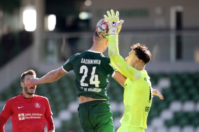 FC Homburg 08 vs KSV Hessen Kassel - Ivan Sachanenko köpft zu schwach gegen Nicolas Gröteke