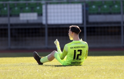 FC Homburg 08 vs KSV Hessen Kassel - Nicolas Gröteke bejubelt den 1:2 Auswärtssieg der Kasseler
