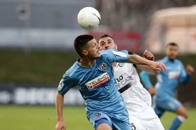 SV Elversberg gegen VFR Aalen - Dijon Ramaj (links) gegen Kevin Conrad