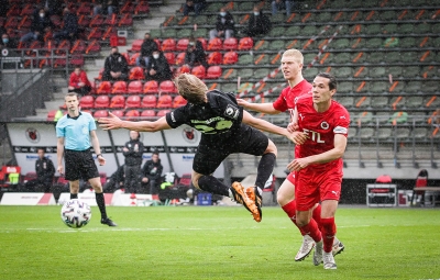 Viktoria Köln gegen 1. FC Kaiserslautern - Umgenietet, vor dem Kölner Strafraum: Felix Götze.