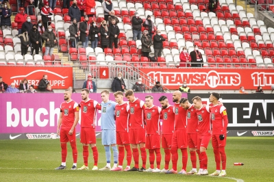 1. FC Kaiserslautern gegen 1. FC Magdeburg - Gedenkminute vor dem Spiel für die beiden in Kusel getöteten jungen Polizisten und für FCK-Legende Ronnie Hellström.