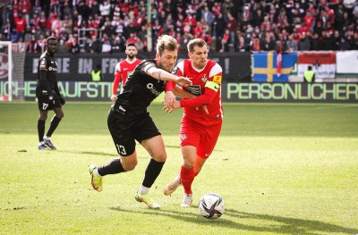 1. FC Kaiserslautern gegen 1. FC Magdeburg - Hendrick Zuck (rechts) gegen Connor Krempicki.