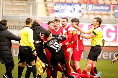 1. FC Kaiserslautern gegen 1. FC Magdeburg - Tumult am Spielende. Philipp Hercher stößt Florian Kath um und kassiert dafür die gelbe Karte.