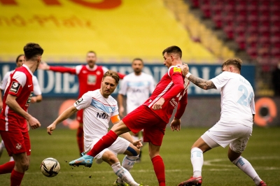 1. FC Kaiserslautern gegen Viktoria Berlin - Alexander Hahn (rechts) hält Daniel Hanslik fest.