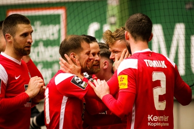 1. FC Kaiserslautern gegen Viktoria Berlin - Jubel um Philipp Hercher (zweiter von rechts), der das 2:0 erzielt hat.