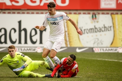 1. FC Kaiserslautern gegen Viktoria Berlin - Kenny Prince Redondo (rechts) liegt am Boden, nachdem Jonas Weyand (Mitte) und Jakob Lewald einen Angriff auf das Berliner Tor abgewehrt haben.