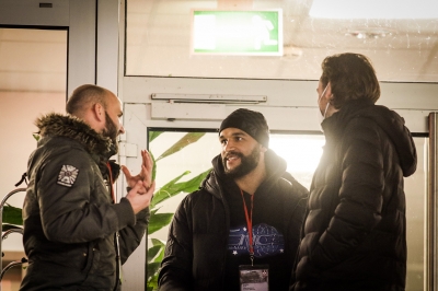 1. FC Kaiserslautern gegen Viktoria Berlin - Terence Boyd (Mitte) im Gespräch mit Fans auf der Nordtribüne.