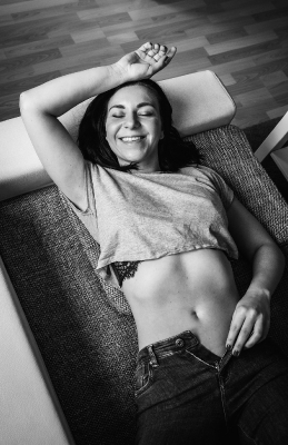 Anne @ Home - Anne lacht