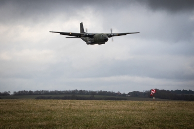 Das Tallotel landet am 7.12.2021 am Flugplatz Zweibrücken.