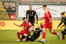 1. FC Kaiserslautern gegen Hallescher FC - Hikmet Ciftci (links) im robusten Zweikampf mit Marcel Titsch-Rivero.