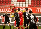 1. FC Kaiserslautern gegen Hallescher FC - René Klingenburg versucht den Ball mit dem Kopf einzulochen.